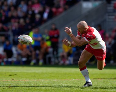 St Helens 9 numaralı James Roby, 17 Eylül 202 'de St Helens' e karşı Salford Red Devils 'in oynadığı Betfred Süper Lig maçında pas veriyor.