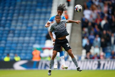 Huddersfield Town 'dan Etienne Camara # 24 ve Cardiff City' den Andy Rinomhota # 35 Sky Bet Şampiyonası maçı sırasında Huddersfield Town - Cardiff City John Smith Stadyumu, Huddersfield, Birleşik Krallık, 17 Eylül 202