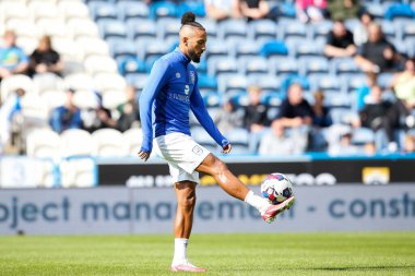 Huddersfield Town 'dan Sorba Thomas # 7, 17 Eylül 202' de John Smith Stadyumu 'nda Huddersfield Town - Cardiff City maçından önce ısınıyor.