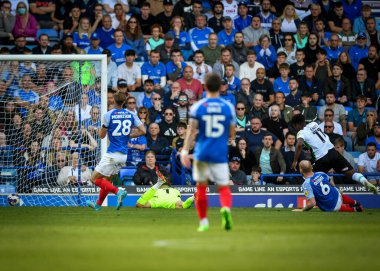 Gol 1-2 Plymouth Argyle forvet Niall Ennis (11) şutunu atıyor ve gol atıyor ve Portsmouth - Plymouth Argyle maçı sırasında Portsmouth, Portsmouth, Birleşik Krallık 'ta 17 Eylül 202' de oynanan