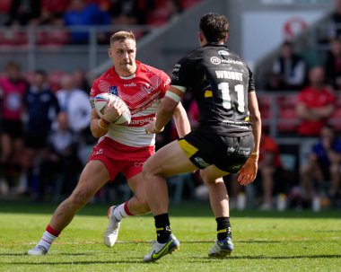 St Helens 'den Matty Lees # 10 Betfred Süper Lig karşılaşmasında Salford Red Devils' in 11 numarası Shane Wright 'da koşuyor. St Helens - Salford Red Devils maçı, All Wicked Stadyumu, St Helens, İngiltere, 17 Eylül 202