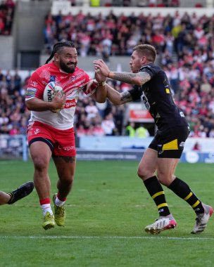 St Helens 23 numaralı Konrad Hurrell, 17 Eylül 202 'de St Helens - Salford Red Devils maçında Salford Red Devils' in 7 numaralı oyuncusu Marc Sneyd 'i geçiyor.