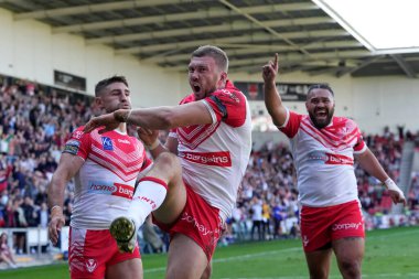 St Helens 'ten Joe Batchelor 17 Eylül 202' de St Helens 'e karşı Salford Red Devils' in oynadığı Betfred Süper Lig maçında attığı golü kutluyor.