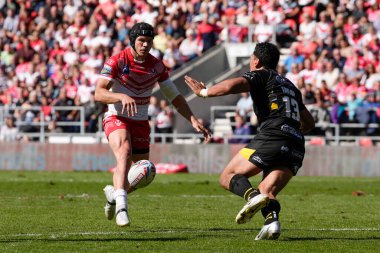 St Helens 'den Jonny Lomax topu Elijah Taylor' ın ötesine fırlattı # 13 Salford Red Devils Betfred Süper Ligi karşılaşması sırasında St Helens - Salford Red Devils arasındaki All Wicked Stadyumu, St Helens, Birleşik Krallık, 17 Eylül 202