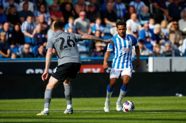 Huddersfield Town 'dan Duane Holmes # 19 ve Cardiff City' den Jack Simpson # 26 Sky Bet Şampiyonası maçında Huddersfield Town, Cardiff City 'ye karşı John Smith Stadyumu, Huddersfield, Birleşik Krallık, 17 Eylül 202