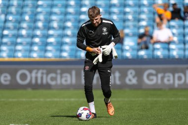 Blackpool 32 numaralı Daniel Grimshaw, 17 Eylül 202 'de The Den, Londra' da oynanan Millwall-Blackpool maçında ısınıyor.