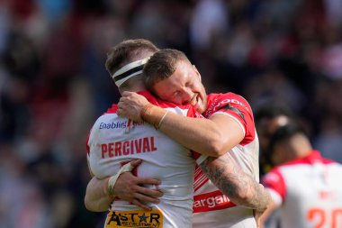 St Helens 'den Joe Batchelor # 12 Betfred Süper Ligi karşılaşması sonrasında Mark Percival ile St Helens - Salford Red Devils maçını St Helens, St Helens, Birleşik Krallık, 17 Eylül 202' de kutladı.