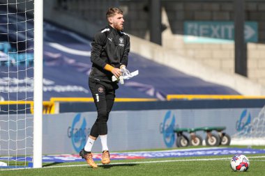 Blackpool 32 numaralı Daniel Grimshaw, 17 Eylül 202 'de The Den, Londra' da oynanan Millwall-Blackpool maçında ısınıyor.