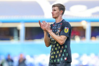 Coventry City 'den Ben Sheaf 17 Eylül 202' de Birmingham City ile Coventry City arasındaki maçtan sonra gezgin taraftarları alkışlıyor.