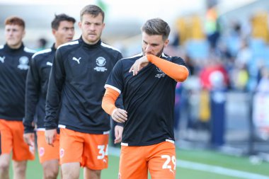 Blackpool 'dan Luke Garbutt 17 Eylül 202' de The Den, Londra 'da oynanan Millwall-Blackpool maçında ısınmaya liderlik ediyor.