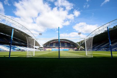 The John Smiths Stadyumu 'nun genel iç manzarası, Huddersfield Town' ın 17 Eylül 202 'de John Smith Stadyumu' nda Huddersfield Town 'a karşı Cardiff City maçından önceki ana sahası.