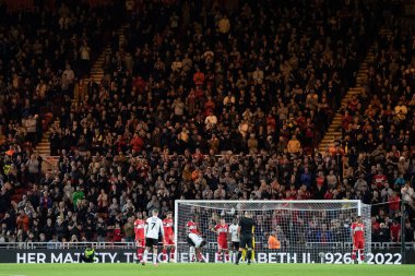 Oyuncular ve taraftarlar, geçen hafta vefat eden Majesteleri 2. Elizabeth 'in anısına Middlesbrough-Rotherham United maçında Middlesbrough, Birleşik Krallık' taki Riverside Stadyumu 'nda oynanan 70' inci dakikalık alkışı kutluyorlar.