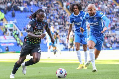 Coventry City 'nin 23 numaralı Fankaty Dabo 17 Eylül 202' de Birmingham City ile Coventry City arasındaki maçta topla koşuyor.