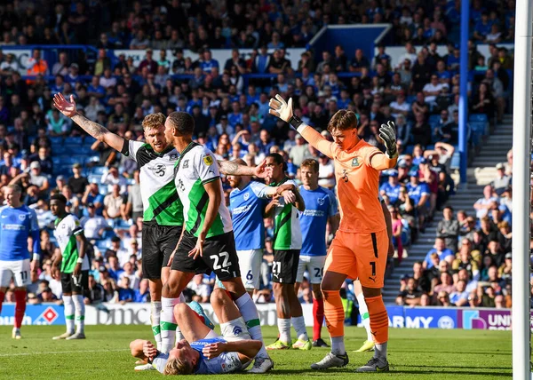 Portsmouth Verteidiger Michael Morrison Liegt Verletzt Boden Und Plymouth Argyle — Stockfoto