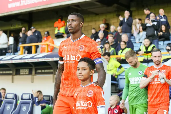 Marvin Ekpiteta Van Blackpool Leidt Ploeg Naar Worp Tijdens Sky — Stockfoto