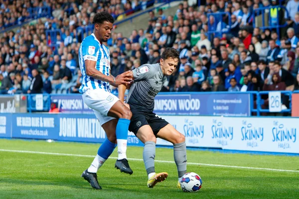 Huddersfield Town 'dan Tino Anjorin # 8 ve Cardiff City' den Perry Ng # 38 Sky Bet Şampiyonası maçında Huddersfield Town, Cardiff City 'ye karşı John Smith Stadyumu, Huddersfield, Birleşik Krallık, 17 Eylül 202
