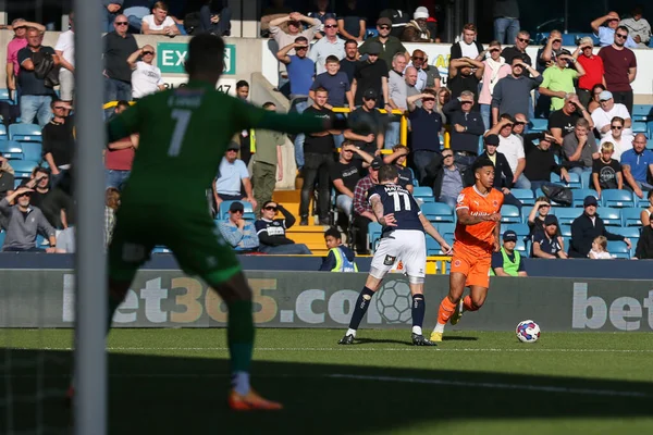 Jordan Lawrence Gabriel Van Blackpool Ontwijkt Een Uitdaging Van Scott — Stockfoto