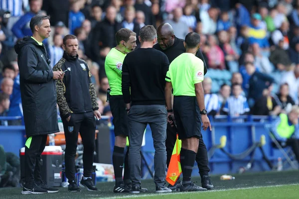 Sędzia Peter Wright Rozmawia Darren Moore Manager Sheffield Wednesday Kieran — Zdjęcie stockowe