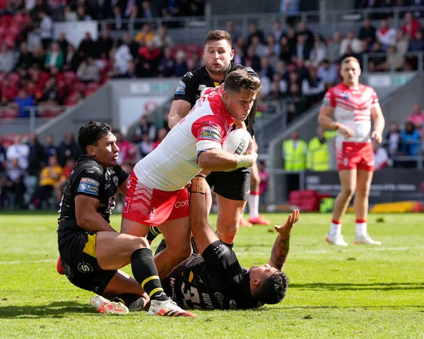 St. Helens 'ten Louie McCarthy-Scarsbrook # 15' i Elijah Taylor # 13 ve Tyler Dupree # 32 Salford Red Devils Betfred Süper Ligi maçı sırasında St Helens - Salford Red Devils maçında, St Helens - Wicked Stadyumu, St Helens, İngiltere, 17 Sep
