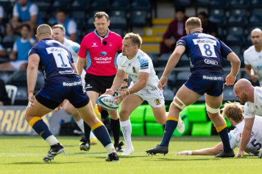 Exeter Chiefs 'ten Stu Townsend 18 Eylül 202' de Sixways Stadyumu 'nda oynanan Gallagher Premiership maçında pas veriyor.