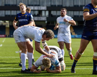 Richard Capstick, İngiltere 'nin Worcester Stadyumu' nda düzenlenen Gallagher Premiership maçı Worcester Warriors vs Exeter Chiefs maçında 18 Eylül 202 'de gol attıktan sonra Exeter Chiefs' ten Ian Whitten tebrik aldı.