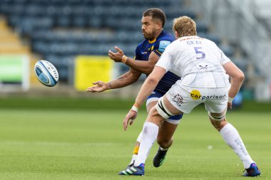 Worcester Warriors 'dan Ollie Lawrence 18 Eylül 202' de Sixways Stadyumu 'nda oynanan Gallagher Premiership maçında pas veriyor.