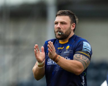 Worcester Warriors 'dan Rory Sutherland, 18 Eylül 202' de İngiltere 'nin Worcester Stadyumu' nda düzenlenen Gallagher Premiership maçının son düdüğü çaldıktan sonra taraftarları alkışlıyor.