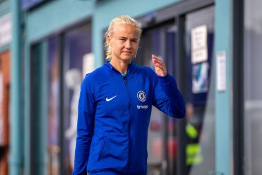 Chelsea 'li 23 numaralı Pernille Kadını, 18 Eylül 202' de İngiltere, Birkenhead 'deki Prenton Park' ta oynanan Liverpool Kadınlar Süper Ligi karşılaşmasında geldi.