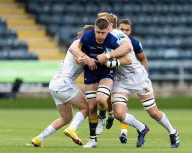 Worcester Warriors 'dan Fergus Lee-Warner 18 Eylül 202' de Sixways Stadyumu, Worcester, İngiltere 'de düzenlenen Gallagher Premiership maçında Worcester Warriors' a karşı Exeter Chiefs maçında çifte savunma yaptı.