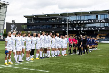 Oyuncular bir dakikalık saygı duruşunda diziliyorlar. Büyük ekranda kısa bir süre önce vefat eden Kraliçe 2. Elizabeth 'in görüntüsü görülüyor. Gallagher Premiership maçında Worcester Warriors Exeter Chiefs' e karşı Sixways Stadyumu, Worcester, Birleşik Krallık