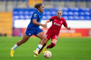 Lauren James # 10 of Chelsea Women, 18 Eylül 202 'de İngiltere' nin Birkenhead kenhead kentinde oynanan Liverpool Women vs Chelsea Women maçında top sürüyor.