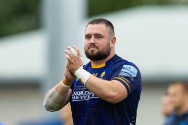 Worcester Warriors 'dan Jay Tyack, 18 Eylül 202' de İngiltere 'nin Worcester Stadyumu' ndaki Gallagher Warriors - Exeter Chiefs maçının son düdüğü çaldıktan sonra ev sahibi taraftarları alkışlıyor.