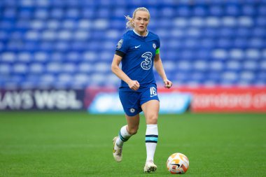 Chelsea Kadınlarının 16 numaralı Magdalena Eriksson, 18 Eylül 202 'de İngiltere' nin Birkenhead kenhead kentinde, Prenton Park 'ta oynanan Liverpool Kadınlar Chelsea Kadınlar Süper Ligi karşılaşmasında topla koşuyor.