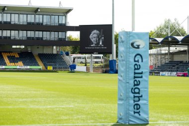 Worcester Warriors 'un evindeki Sixways Stadyumu' nun genel bir görüntüsü, ekranda Kraliçe 2. Elizabeth 'in Gallagher Premiership maçı Worcester Warriors' a karşı Worceste Stadyumu 'ndaki Exeter Chiefs maçından önce vefat ettiği fotoğrafı gösteriliyor.