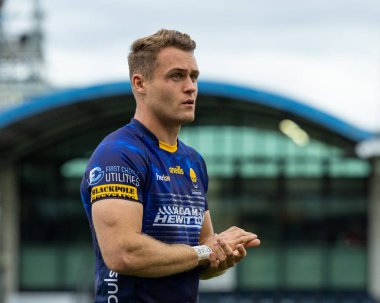 Worcester Warriors 'dan Jamie Shillcock, 18 Eylül 202' de Sixways Stadyumu 'nda oynanan Gallagher Premiership maçından sonra taraftarları alkışlıyor.