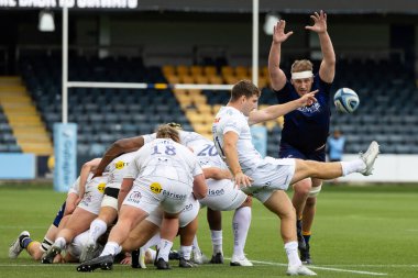 Exeter Chiefs 'ten Jack Maunder, Worcester Warriors' dan Joe Batley 18 Eylül 202 'de Sixways Stadyumu' nda oynanan Gallagher Premiership maçında rakibi Worcester Warriors Exeter Chiefs 'e karşı hücum ederken...