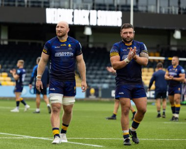 Worcester Warriors 'tan Matt Kvesiç ve Worcester Warriors' tan Rory Sutherland, 18 Eylül 202 'de Sixways Stadyumu' nda oynanan Gallagher Premiership maçının ardından ev sahiplerini alkışladılar.