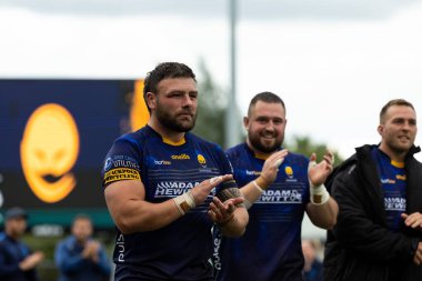 Worcester Warriors 'tan Rory Sutherland, 18 Eylül 202' de Sixways Stadyumu 'nda oynanan Gallagher Premiership maçından sonra taraftarları alkışlıyor.
