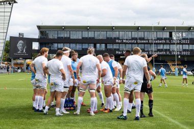 Exeter Chiefs oyuncuları, İngiltere, Worcester Stadyumu 'ndaki Gallagher Warriors - Exeter Chiefs maçından kısa bir süre önce vefat eden Kraliçe 2. Elizabeth' in görüntüsünü sergilerken bir araya geliyorlar.