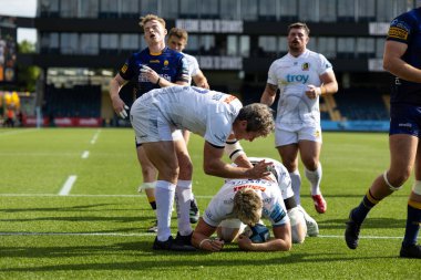 Richard Capstick, İngiltere 'nin Worcester Stadyumu' nda düzenlenen Gallagher Premiership maçı Worcester Warriors vs Exeter Chiefs maçında 18 Eylül 202 'de gol attıktan sonra Exeter Chiefs' ten Ian Whitten tebrik aldı.