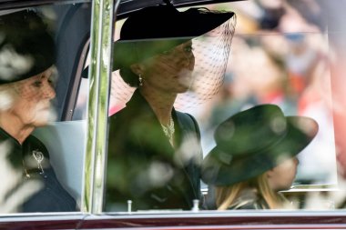 Catherine, Galler Prensesi Kraliçe Elizabeth 11 'in tabutunun geçit töreni sırasında Londra' daki Buckingham Sarayı 'na gidiyor. 19 Eylül 202.