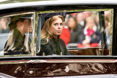 York Prensesi Eugenie Kraliçe Elizabeth 11 'in tabutunun geçit töreni sırasında Londra' daki Buckingham Sarayı 'na geri döner.