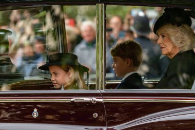 Camilla, Kraliçe Eş ve Galler Prensesi Charlotte ve Galler Prensi George Kraliçe Elizabeth 11 'in 19 Eylül 202' de Londra 'daki Westminster Manastırı' ndaki Devlet Cenaze Töreni için Westminster Abbey 'e gittiler.