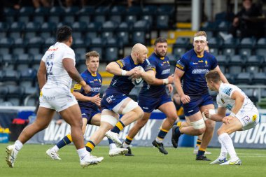 Worcester Warriors 'tan Matt Kvesiç, 18 Eylül 202' de İngiltere 'nin Worcester Stadyumu' ndaki Gallagher Warriors - Exeter Chiefs maçında Exeter Chiefs 'in savunmasında suçlamada bulundu.