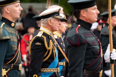 Kral Charles 111 Kraliçe Elizabeth 11 'in tabutunun geçit töreni sırasında Londra' daki Buckingham Sarayı 'na doğru 19 Eylül 202