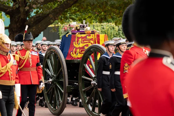 英国皇家海军于2002年9月19日在英国伦敦市中心的威斯敏斯特修道院举行了国葬仪式 英国皇家海军在游行队伍中携带了伊丽莎白女王11号的棺材 — 图库照片