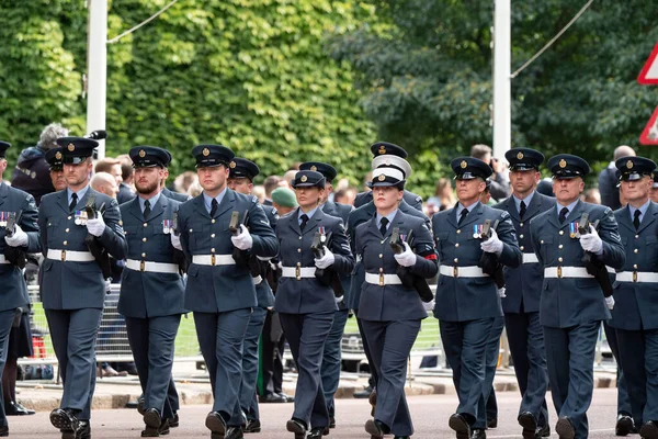 Zdjęcia Służb Zbrojnych Podczas Procesji Pogrzebowej Królowej Elżbiety Centrum Handlowym — Zdjęcie stockowe