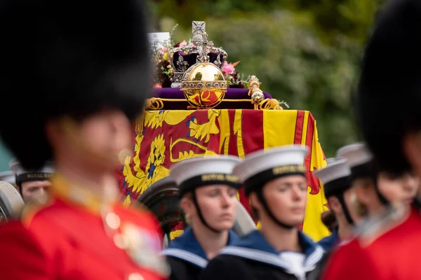 英国皇家海军于2002年9月19日在英国伦敦市中心的威斯敏斯特修道院举行了国葬仪式 英国皇家海军在游行队伍中携带了伊丽莎白女王11号的棺材 — 图库照片