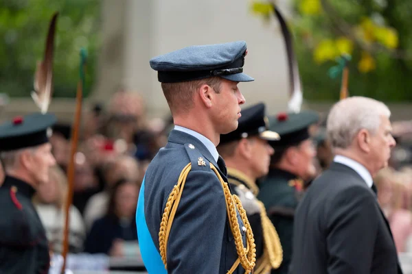 Guillermo Príncipe Gales Durante Procesión Del Ataúd Reina Isabel Hacia —  Fotos de Stock
