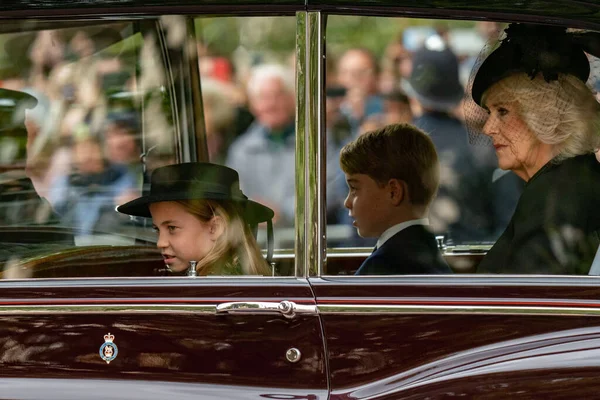 카밀라 왕세자와 왕자는 웨스트민스터 사원에서 엘리자베스 장례식을 센터에 웨스트민스터 사원으로 — 스톡 사진